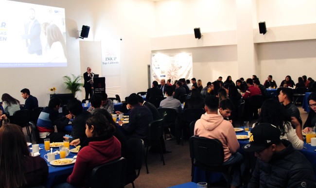 Comparten experiencias en comercio exterior a jóvenes universitarios